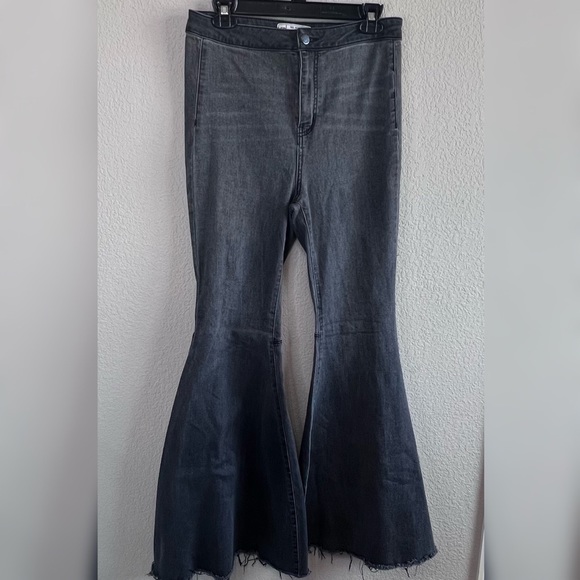 Free people just float on flare jeans - Picture 3 of 8